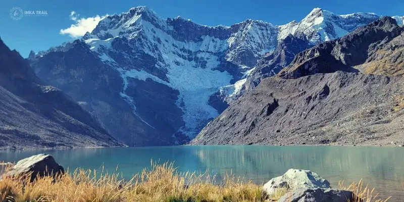 Puca Cocha Lake en Ausangate Trek